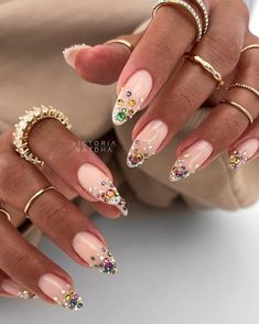 Nail Art With Rhinestones Simple, Jeweled French Tip Nails, Elegant Almond Nails, Trendy Almond Nails, Paznokcie Hello Kitty, Almond Gel Nails, Kutek Disney, Nail Looks, Nagel Tips