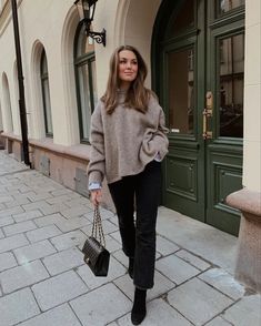 Rainy Day Dress Outfit, Chunky Sweaters, Style Moodboard, High Fashion Editorial, Smart Casual Style, Winter Inspo, Seoul Fashion Week, 60 Fashion, Style Inspiration Fall