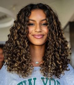 Ombre For Curly Hair, Highlights On Dark Curly Hair, Fall 2023 Hair Color Trends, Curly Hair Dye Ideas, Curly Hair Ombre, Fall 2023 Hair, Caramel Highlights On Dark Hair, 2023 Hair Color, 3a Curly Hair