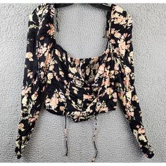 Free People Hilary Floral Print Top Women'S S Black Multi Square Neck Pullover Free People Hilary Floral Print Top Women's S Black Multi Square Neck Pullover Retail $98.00 Elevate Your Casual Wardrobe With This Chic Free People Hilary Floral Print Top. The Black Multi-Colored Blouse Features A Square Neckline And Pullover Closure, With Long Puff Sleeves And A Smocked Accent. The Keyhole Neck And Breathable Fabric Make It Perfect For Summer And Spring Occasions. Crafted From 100% Viscose, Th Black Floral Print Tops For Fall, Womens Printed Tops, Keyhole Neck, White Halter Maxi Dress, Top Shirt Women, Black Camis, Floral Print Tops, Long Puff Sleeves, Top Women