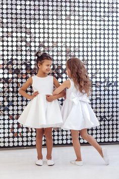 Unique Flower Girl Dresses, Flower Girl Dress White, Satin Flower Girl Dress, Real Princess, Dresses Satin, White Flower Girl Dresses, Dress Unique, Unique Flower, Satin Flowers