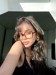 Glasses Frames For Women Square, Glasses Outfit Aesthetic, Outfits With Glasses, Big Glasses Frames, Glasses Selfie, Statement Glasses, Glasses Inspo, Girl With Glasses, Glasses Outfit