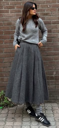 Street Style 2024 Winter Gray Midi Skirt Outfit, Grey Midi Skirt Outfit, Flannel Skirt Outfit, Knit Skirt Outfit Winter, Long Skirt Outfits Winter, Grey Street Style, Grey Skirt Outfit, Wool Skirt Outfit, Gray Skirt Outfit