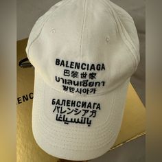 Brand New With Box Designer White Visor Baseball Cap, Designer White Snapback Hat, Luxury White Snapback Hat, Luxury White Baseball Cap, Designer White Visor Hat, Designer Beige Cap, Designer White Hat With Curved Brim, Designer Streetwear Cap, Luxury White Visor Hat