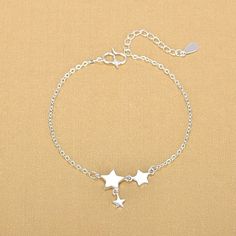 An interesting addition to any outfit is the Heart Star Anklet for Women, which is a one-piece chain and anklet set that features a delicate design. The anklet is made of zinc alloy and is available in a variety of colors. You'll be able to wear them with any outfit. Leg Jewelry, Star Anklet, Anklet For Women, Silver Link Chain, Big Jewelry, Silver Bracelets For Women, Trendy Girl, Sterling Silver Anklet, Silver Anklets