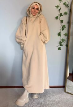 Hijab Clothes Winter, Hijabi Coat Outfit, Hijab Winter Dress, Winter Dresses For Hijab, Abaya For Winter, Muslim Dress Ideas, Fashion Outfits Muslim Women, Winter Outfits Women Hijab, Khimar Winter Outfit