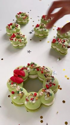 Macaron Wreath Christmas, Macaron Wreath, Big Macaron, Christmas Macaroons, Macaron Christmas, Macaroons Christmas, Holiday Themed Desserts, Gingerbread House Ideas, Christmas Macarons