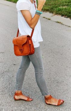 White boho blouse, gray jeans, cognac accessories #simplestyle #gray #cognac Estilo Hippie, Lv Bags, Looks Party, Bohol, Looks Street Style, Grey Jeans, Boho Casual, 2015 Fashion