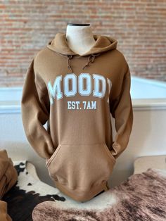 The Moody hoodie is the perfect choice for those who aren't morning people. Featuring a unisex fit and soft, cozy material in a chestnut brown color, this hoodie provides comfort and style. Whether you’re working from home or going out, the Moody hoodie will keep you warm and feeling stylish. Chestnut Brown Color, Morning People, Chestnut Brown, Wallet Bag, Sweater Blouse, Boot Sandals, Cropped Tank Top, Bag Straps, Jeans Dress