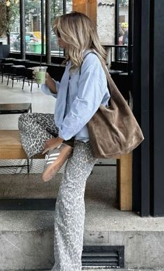 La Outfit Ideas Fall, Silk Leopard Pants Outfit, Brown Silk Pants Outfit, Ghanda Clothing Aesthetic, Outfits Clase, Silk Pants Outfit, Casual Outfit Inspiration, Boho Chic Outfits