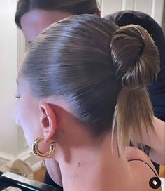 Hailey Bieber Hairstyles, Hairstyles Clean Girl, Bun Slick, Hailey Bieber Hair, Model Bun, Mathilda Djerf, Hairstyles Vacation, Slick Bun, Vacation Packing List