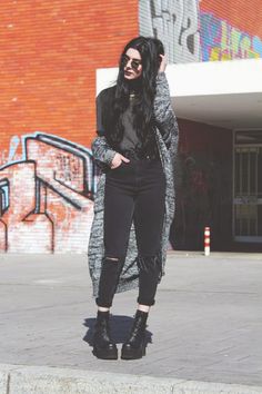 Outfit Botas, Ripped Sweater, Wearing All Black, Trendy Street Style, Enjoying The Sun, Gothic Style, Sweater Fashion, Outfits Casuales