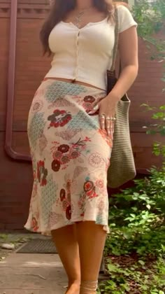 Floral Skirt Outfits Midsize, Cute Modest Outfits Midsize, Curvy Italian Outfits, Elegant Outfit Colorful, Mid Thigh Skirt Outfits, Spain Outfit Ideas Plus Size, Mid Sized Black Women, Arminarshe Outfits, Plus Sized Aesthetics