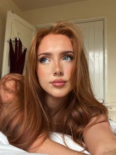 Auburn Hair With Blue Eyes, Ginger Hair With Low Lights, Pale Skin Ginger Hair, Auburn Light Brown Hair, Straight Auburn Hair, Medium Golden Copper Hair, Red Hair Makeup Ideas, Bright Ginger Hair, Hair Color Ideas Red