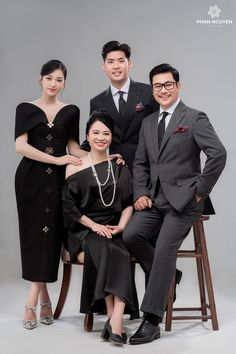 Family Portraits Formal, Elegant Family Portraits, Family Potrait Pose Studio, Graduation Family Photoshoot Studio, Family Photoshoot Graduation, 4 Family Photoshoot, Korean Family Photo, Graduation Family Photos