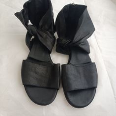 Very Good Pre Owned Condition Light Wear At Insoles Still Spectacular Shoes Please Check The Photos All The Sales Are Final Women's Shoes Sandals, Soft Leather, Shoes Sandals, Women Shoes, Sandals, Leather, Women Shopping, How To Wear, Black