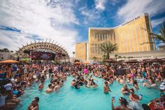 many people are swimming in the pool at las vegas