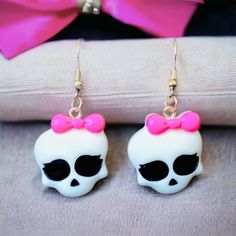 Introducing These Amazing Handcrafted Earrings, Perfect For Your Halloween Costume Or As A Gift For Monster High Fans. The White Skull Shape With Hook Closure And Dangle/Drop Style Makes Them A Unique Addition To Any Jewelry Collection. Made Of High-Quality Acrylic Material, These 1.5" Earrings Are Not Only Durable But Also Feature Cartoon, Tv & Movie Characters Theme. These Earrings Are Perfect For Those Who Love To Accessorize And Stand Out. They Are Handmade With Care And Attention To Detail, Which Makes Them Even More Special. Get These Earrings Now And Add A Touch Of Spooky To Your Look! Novelty White Earrings For Pierced Ears, Fun White Halloween Earrings, White Novelty Jewelry For Party, Novelty White Jewelry For Party, White Halloween Party Jewelry, White Novelty Party Jewelry, White Drop Earrings For Halloween, Halloween Themed White Earrings, Cute White Halloween Earrings