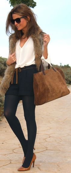 Wear dress shorts over black tights and layer with a fur vest to make your shorts work for fall. Winter Skirt Outfit, Winter Skirt, Looks Chic, Black Tights, Mode Inspiration