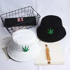 "Mary jane" Bucket Hat Are you a fan of good vibes and good music? Or are you just looking for a trendy hat to spend a summer in peace? We offer you this Mary jane Bucket Hat, designed with a very practical and comfortable basic cut. Whether it's for its style or for its utility, this accessory has it all. With its straight cut and its slightly drooping brim, this Mary jane streetwear Bucket Hat reuses the codes of the vintage hat. To its classic colors, white and black, is associated the image