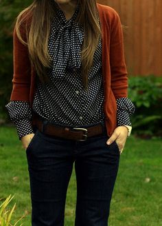 Fall outfits dotted shirt, pant and warm cardigan. . . to see more click on pic Minimalisticky Chic, Look Retro, Studio 54