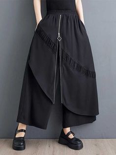 SkuCY-!163298Material< 30% Polyester , >70%Cotton StyleLoose , Wide Leg , Ninth Pants , High Waisted FeaturePockets , Pleated , Elasticity , Split-joint , Zipper OccasionCasual , Vintage , Leisure Fashion SeasonsSpring , Summer , Autumn TypePants , Culotte ColorBLACK,ARMY GREENSizeOne_size Please consult the size chart we provide for this item's measurements to help you decide which size to buy.Please note: There may be 1-3cm differ due to manual measurement.CMINCHWaistHipsBottom LengthLeg OpeningOne_size68-1161268876 High Waisted Loose Pants, Pants High Waisted, 20th Century Fashion, Black Army, Culotte Pants, Leisure Fashion, Loose Pants, Daily Dress, Fashion Seasons