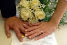 two hands holding each other over a sheet of paper with flowers on it and the caption reads, casca de pilara