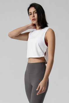 Muskelskjorten har en kul, ermeløs passform med lave ermehull, flate sømmer ved halsen og ermehullene. Laget med nylon og spandex for å gi deg stretchy komfort uansett hva du gjør. Kombiner denne med matchende leggings for en uanstrengt look hele dagen.
Funksjoner:


Crew neck


Ermeløs


Beskåret passform



Stoff:


Lett og behagelig


Hudvennlig
Middels strekk


Pustende
Hurtigtørkende
Svettetransporterende
80 % nylon
20 % Spandex

PASSE:



Avslappet passform og beskåret


Modell info:
Høyde Stretch Sleeveless Muscle Tee For Workout, Stretch Athleisure Sleeveless Muscle Tee, Stretch Sleeveless Muscle Tee For Athleisure, Functional Sleeveless Crop Top For Pilates, Casual Sleeveless Crop Top For Pilates, Sleeveless Crop Top For Pilates With Medium Support, Medium Support Sleeveless Crop Top For Pilates, Stretch Crew Neck Tank Top For Training, Functional Sleeveless Crop Top For Gym