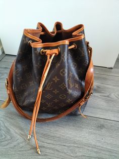 Vintage Louis Vuitton Petit Noe damestas. Origineel met gebruikssporen. Lv Noe, Vintage Lv Bag, Louis Vuitton Vintage Bag, Louis Vuitton Noe Bag, Louis Vuitton Petit Noe, Sac Louis Vuitton, Lv Bags, Autumn 2024, May 2023