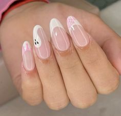 Almond Nails Designs October, Mail Inspo Almond Fall, Cute Halloween Almond Nails, Cute Halloween Nails Short Almond, Holloween Nails Acrylic Simple, Almond October Nails, Ghost Almond Nails, Pink Halloween Nail Ideas, Clean Nails Almond