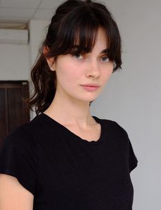 Dark Hair Pale Skin, Antonina Vasylchenko, Brown Hair Bangs, Short Dark Brown Hair, Black Hair Green Eyes, Hair Pale Skin, Pale Complexion, Black Wavy Hair, Short Hair Tomboy