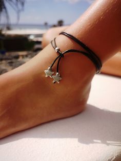 "silver boho anklet for women, bohemian style jewelry, ankle beach bracelet, summer anklet, boho anklets for women. A Boho anklet Bracelet with a touch of bohemian design. This leather ankle Bracelet is casual and chic, on trend but also timeless with a touch of a boho chic look, a perfect combination for an everyday wear!! Our leather jewelry are made with extra care, you won't be disappointed. These beautiful anklets are stunning on its own , but also beautiful stacked together with others to Boho Anklets Bohemian, Diy Anklets, Anklets For Women, Anklet For Women, Beach Bracelet, Beautiful Anklet, Bracelet Summer, Bohemian Style Jewelry, Summer Anklets