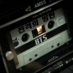 an old fashioned radio with korean writing on it's display screen in the dark