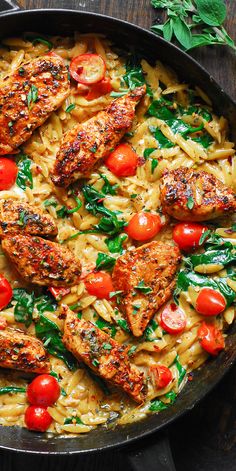 Creamy Chicken Orzo with Spinach, Cherry Tomatoes, and Basil Pesto - in a cast iron skillet. Creamy Chicken Orzo, Orzo With Spinach, Mediterranean Diet Recipes Dinners, Resep Pasta, Orzo Recipes, Easy Mediterranean Diet Recipes, Resep Diet, Salad Pasta