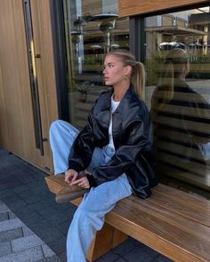 Leather Jacket Baggy Jeans, Chic Going Out Outfits, Boston Birks, Cold Spring Outfit, Amsterdam Outfit, Happy Hour Outfit, Summer Baddie, New York Outfits