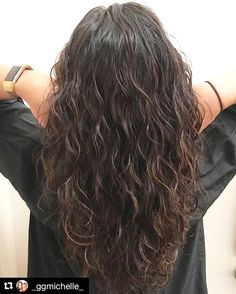 Long Layered Haircuts For Wavy Thick Hair, Layers On Wavy Hair Long, Wavy Perm Loose Long Hair, Layered Hair Medium Curly Waves, 2b Hair With Layers, American Wave Perm Long Hair, Long Waves Haircut, 2c Haircut Layers, U Shape Wavy Haircut