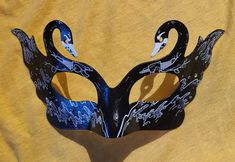 Handbemalte Halbmaske „Angry Swan" Ob als Verkleidung für Halloween, Karneval und Co, als Dekoartikel, als Geschenk oder einfach als Kunstgegenstand: Die Maske ist für die unterschiedlichsten Zwecke bestens geeignet. Es handelt sich dabei um ein handbemaltes (Acryl auf hochwertigem stabilem Papier) und mit Liebe, Hingabe und Sorgfalt gefertigtes Einzelstück. Die Maske kommt mit einem (lose mitgeschickten) Gummiband und hat die Maße 21 x 11 cm Black Swan Mask, Themed Masks For Cosplay Events, Themed Masquerade Mask For Carnival Cosplay, Themed Masks For Cosplay Carnival, Themed Halloween Masquerade Mask, Themed Black Masquerade Mask For Cosplay, Themed Black Masquerade Mask For Halloween, Black Themed Masks For Cosplay Events, Black Themed Mask For Cosplay Events