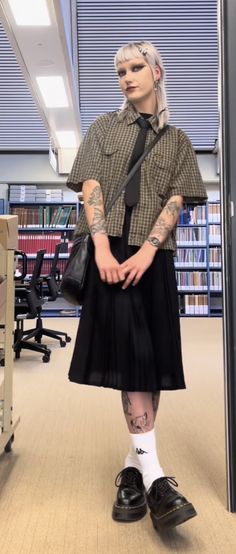 Uneven Skirt Outfit, Goth Outfit For Work, Emo 70s Outfits, Skirts As Dresses, Grunge Picnic Outfit, Alt Cute Outfits, Japanese Fashion Aesthetic Soft, Cute Casual Alt Outfits, Grunge Casual Outfit