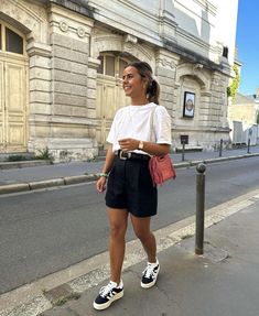 Happy Hour Outfit Summer, Alpargatas Outfit, Australia Summer Outfits, Casual Look For Women, Happy Hour Outfit, Airport Outfit Summer, Looks Adidas, Photographer Outfit, Look Legging