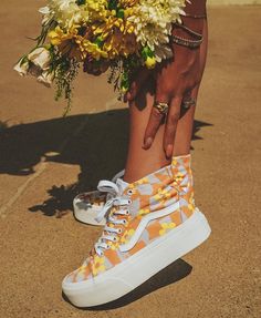 Shoe Necessities, Sporty Summer Outfits, Tenis Vans, Old Boots, Colorful Sneakers, Fashion Shoes Sneakers, Cute Sneakers, Hype Shoes, Aesthetic Shoes