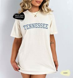 Tennessee Shirt, Vintage Tennessee Shirt, Summer Shirt, Tennessee Tee, Retro Shirt, Vintage Shirt, Collage Shirt, Vacation Shirt, Hoodies and Sweaters 📣 Please check all photos for details. 📣 Use "Add message to Seller" link on the checkout page to send a message or important details for your order. 📣 We use Bella Canvas and Gildan when we have a shortage of stocks. 📣 Our printing method is Decal Printing, Premium Vinyl and Heat Press. 📣 How Do I Order? - Please check all size chart measure Relaxed Fit Cotton Shirt In Tan, Relaxed Fit Tan Cotton Shirt, Tan Relaxed Fit Cotton Shirt, Tan Cotton Shirt With Relaxed Fit, Short Sleeve Shirt With Text Print For College, College Text Print Short Sleeve Shirt, Tan Crew Neck Shirt With Screen Print, Tan Cotton Shirt With Text Print, Soft-washed Short Sleeve College Tops