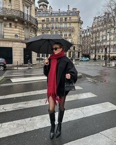 London Autumn Fashion, Paris Fall Outfits Travel, London Rainy Day Outfit, Paris Outfit Ideas Winter, Paris Winter Outfit, Umbrella Outfit, Cozy Rainy Day Outfit, Amsterdam Outfit, Rainy Day Outfits