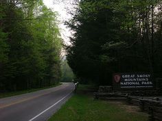 there is a sign that says great smoky mountains national park on the side of the road