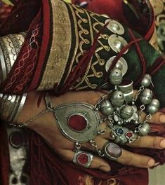 Rings And Bracelets, Bracelets And Rings, Picture Boards, Ethnic Jewelry, Mode Inspiration, Boho Hippie, National Geographic, Jewelry Inspiration, Hippie Boho