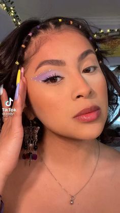 Easy Festival Makeup Simple, Colorful Prom Makeup, Rave Glitter Makeup, Heart Gem Makeup, Maquillage Festival Coachella, Eyeliner With Rhinestones, Gems Makeup Look, Gem Eye Look, Pink Y2k Makeup