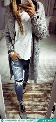 Chunky grey cardigan, white tee, and distressed jeans outfit for fall or winter Distressed Jeans Outfit, Jeans And T Shirt Outfit, Classy Fall Outfits, Moda Jeans, Outfit Jeans, T Shirt And Jeans