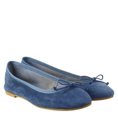 Unlined ballet flat for women in blue colour

Suede
Unlined

Sole in microlite

Made in Italy

Composition:
 Upper: 100% Suede
 Bottom: Rubber and Leather
 Insole: 100% Leather Elegant Blue Leather Ballet Flats, Blue Ballet Flats With Flat Heel, Blue Classic Closed Toe Flats, Classic Blue Closed Toe Flats, Blue Ballet Flats With Rubber Sole, Casual Blue Ballet Flats With Removable Insole, Suede Ballet Flats With Leather Sole, Classic Blue Flats With Removable Insole, Blue Almond Toe Flats With Rubber Sole