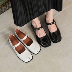 Rough Heels, Simple Shoes, Black And White Shoes, Strap Shoes, Leather Mary Janes, Jane Shoes, Leather Buckle, Toe Shoes, Mary Jane Shoes