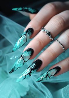 Acrylic Nail Designs Light Green, Turquoise Black Nails, Thorn Nails, Dark Mermaid Nails, Edgy Nail Designs, Nail Art Stiletto, Pirate Nails, Turquoise Nail Designs, Edgy Nail Art