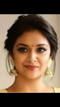 Juda With Saree, South Indian Bun Hairstyles For Saree, Lehenga Hairstyles Ideas Bun, Tamil Hairstyle For Saree, Hairstyle For Kanjivaram Saree, Hairstyles Saree Simple, Tamil Saree Hairstyles, Kanjivaram Saree Hairstyle, Hairdo With Saree Low Buns